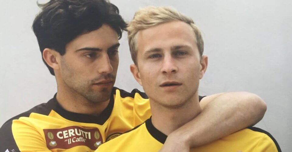 Due calciatori gay della Serie A inglese sarebbero una coppia. “Giocano nella stessa squadra”