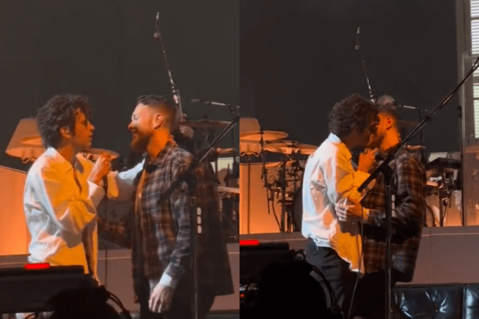 Matty Healy dei The 1975. Passionale bacio ad un fan durante il concerto. Il video è virale - Matthew 22Matty22 Healy bacio gay - Gay.it