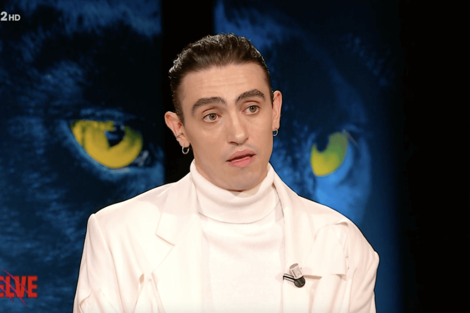 Michele Bravi: “A scuola mi chiamavano… dopo il coming out è arrivato il pregiudizio. Sono innamorato” – VIDEO