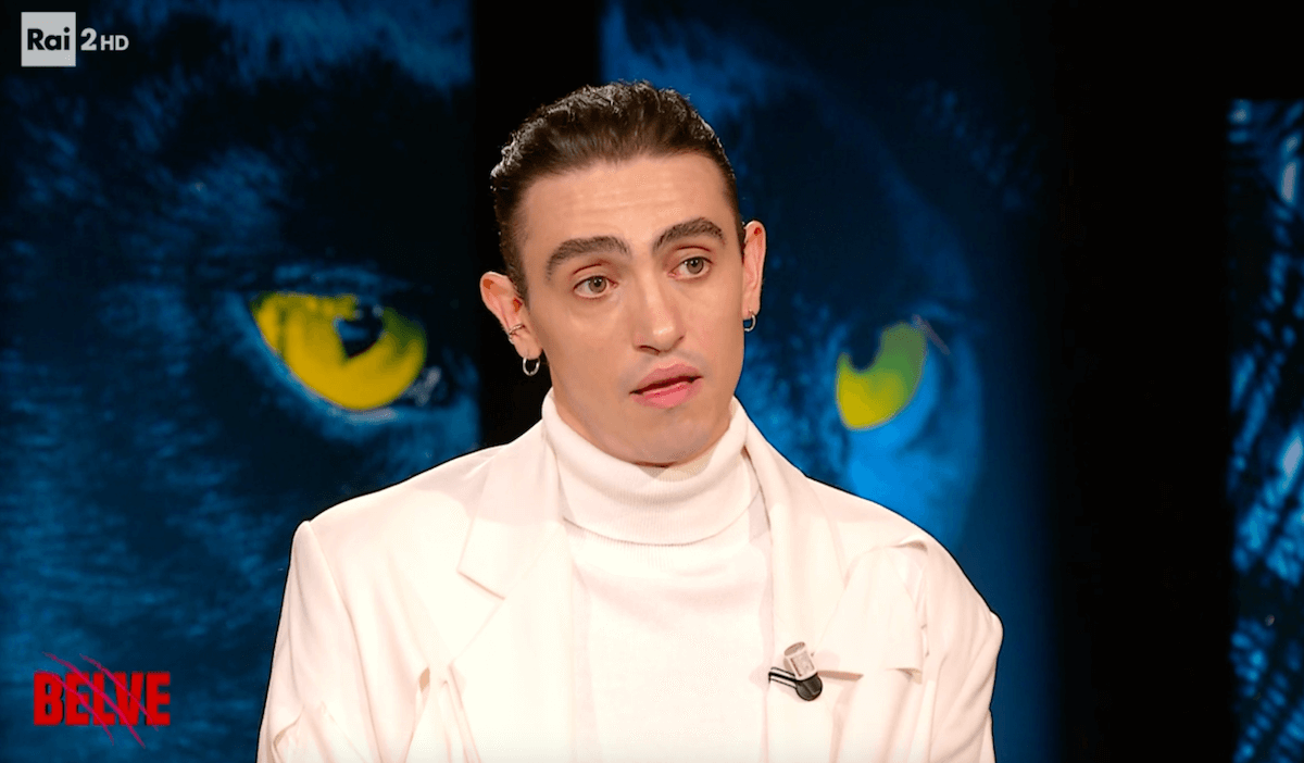 Michele Bravi: “A scuola mi chiamavano… dopo il coming out è arrivato il pregiudizio. Sono innamorato” – VIDEO