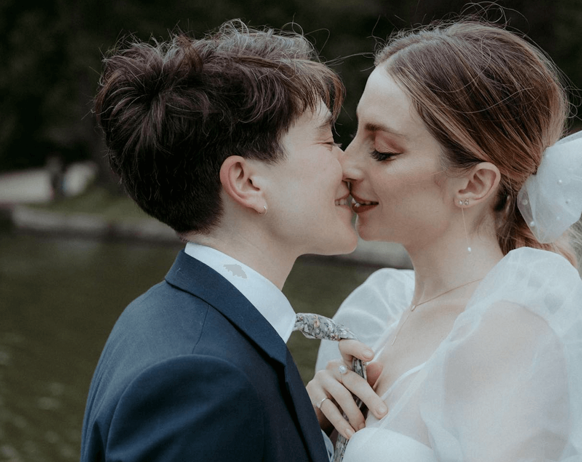 Molly Bernard di Younger incinta, sarà mamma insieme a sua moglie Hannah Lieberman – foto
