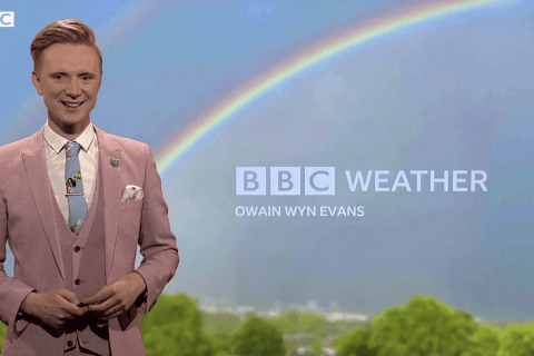 Owain Wyn Evans, il meteorologo gay della BBC vittima di insulti omofobi. La sua reazione è favolosa - Owain Wyn Evans - Gay.it