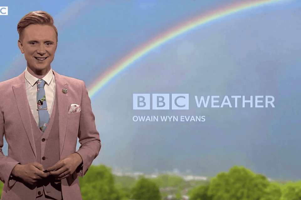 Owain Wyn Evans, il meteorologo gay della BBC vittima di insulti omofobi. La sua reazione è favolosa