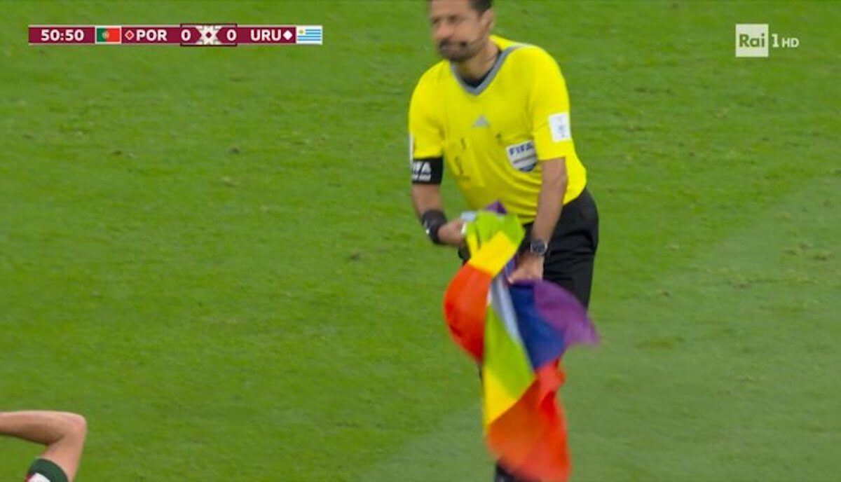 Qatar 2022, l'italiano Mario Ferri invade il campo con la bandiera rainbow durante Portogallo - Uruguay | VIDEO - Qatar 2022 Mario Ferri invade il campo con la bandiera arcobaleno durante Portogallo Uruguay 2 - Gay.it