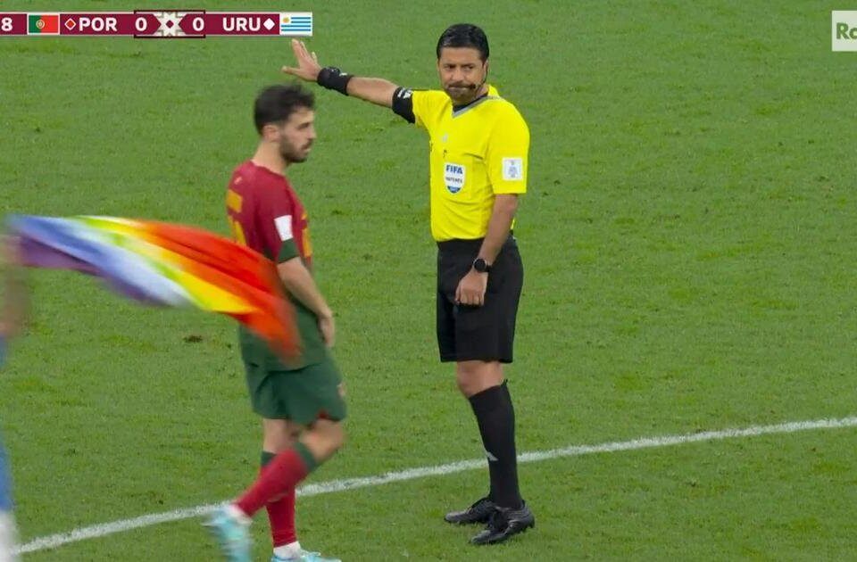 Qatar 2022, l'italiano Mario Ferri invade il campo con la bandiera rainbow durante Portogallo - Uruguay | VIDEO - Qatar 2022 Mario Ferri invade il campo con la bandiera arcobaleno durante Portogallo Uruguay - Gay.it