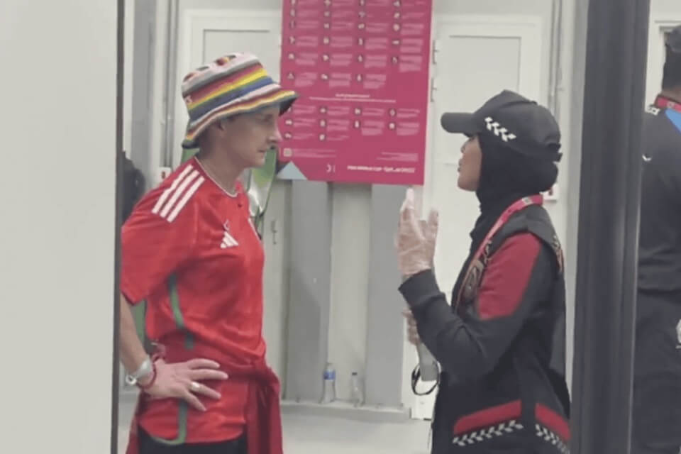 Qatar 2022, tifosi costretti a buttare magliette e cappelli arcobaleno. Fermato giornalista, minacciata ex atleta – VIDEO