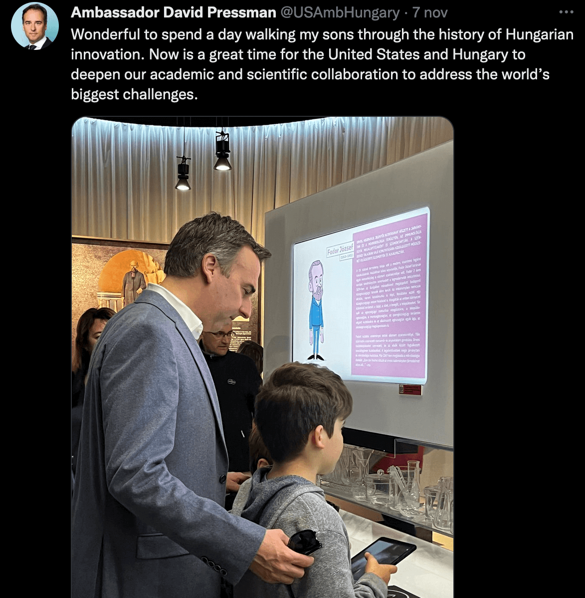 Ungheria, l'ambasciatore USA David Pressman che replica all'omotransfobia di Orban con marito e figli - Ungheria lambasciatore USA David Pressman 2 - Gay.it