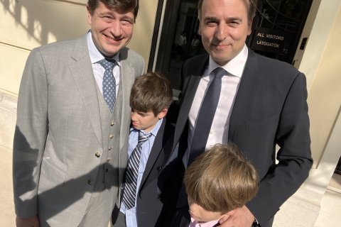 Ungheria, l'ambasciatore USA David Pressman che replica all'omotransfobia di Orban con marito e figli - Ungheria lambasciatore USA David Pressman - Gay.it