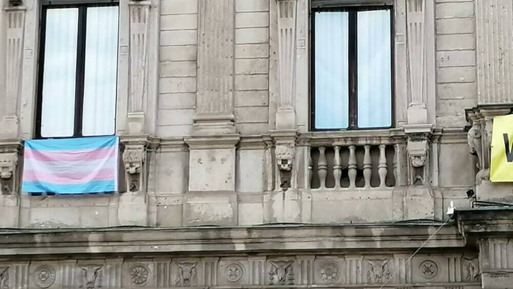 TDOR 2022 a Milano, la bandiera transgender sventolerà sul balcone di Palazzo Marino - bandiera trans comune milano 2 - Gay.it