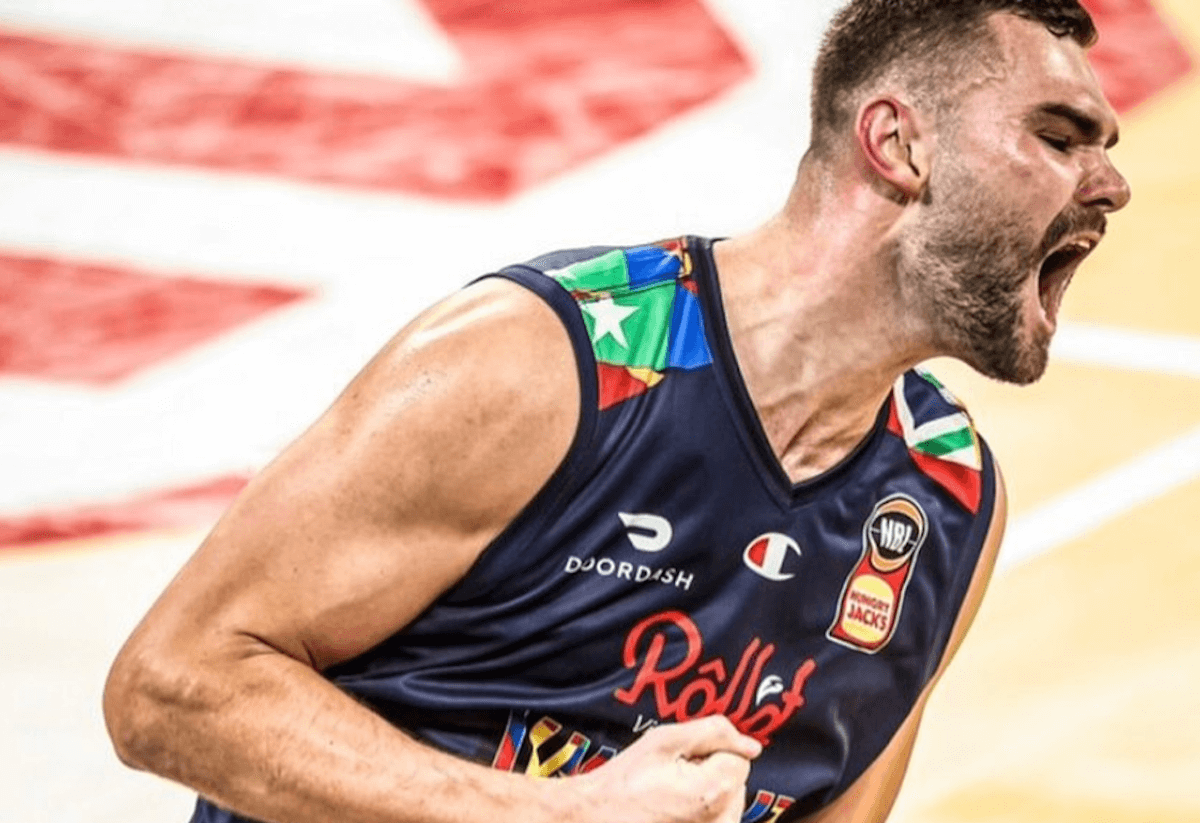Tutti i Coming Out del 2022 tra cinema, tv, musica e sport - coming out Isaac Humphries - Gay.it