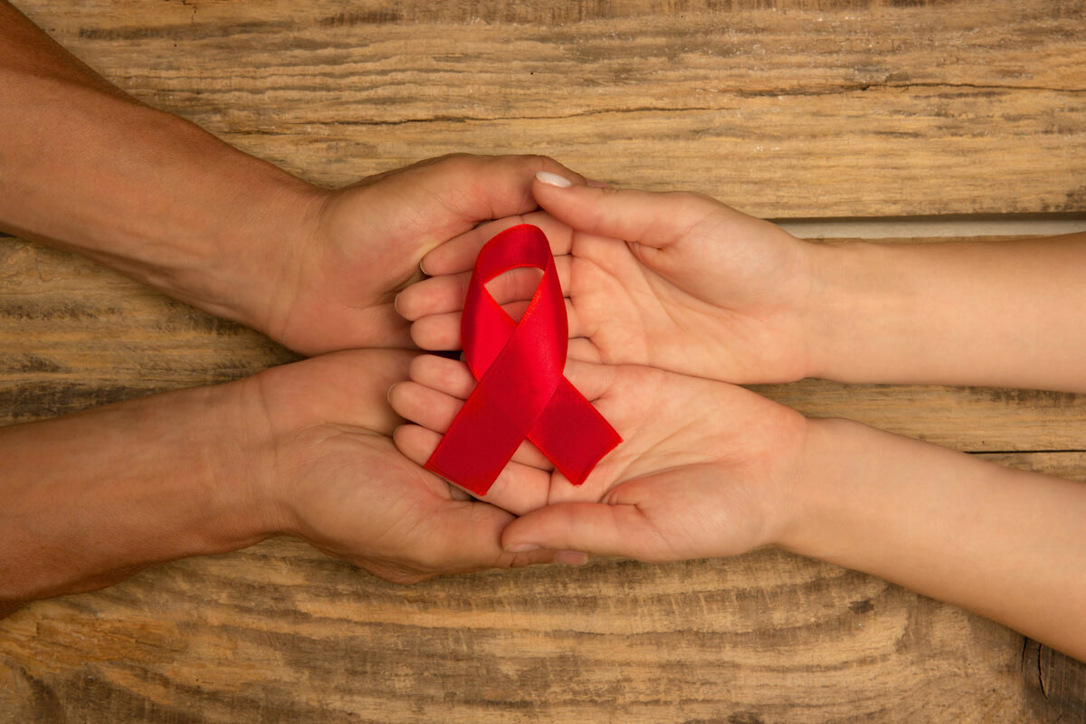 Hiv e stigma, il nostro sondaggio: alcune persone hanno paura a sedersi accanto a una persona Hiv+ - hiv aids awareness sondaggio - Gay.it