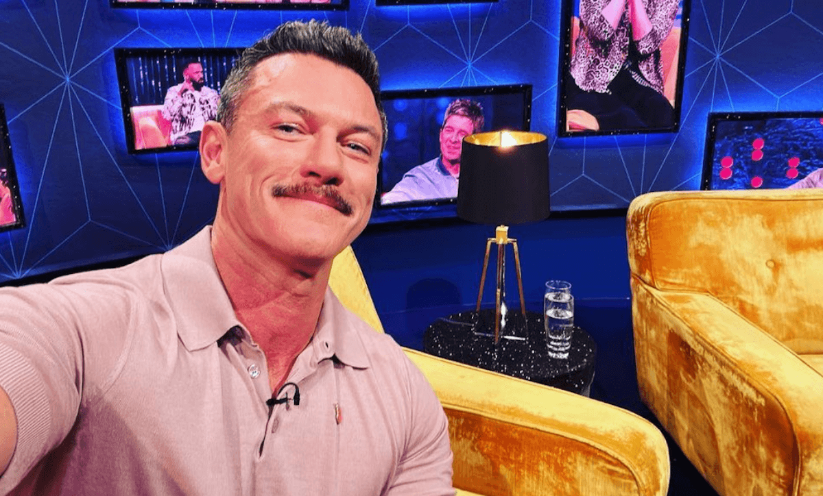 Luke Evans “non è sicuro” che solo gli attori gay dovrebbero interpretare ruoli gay. “Non avrei fatto carriera”