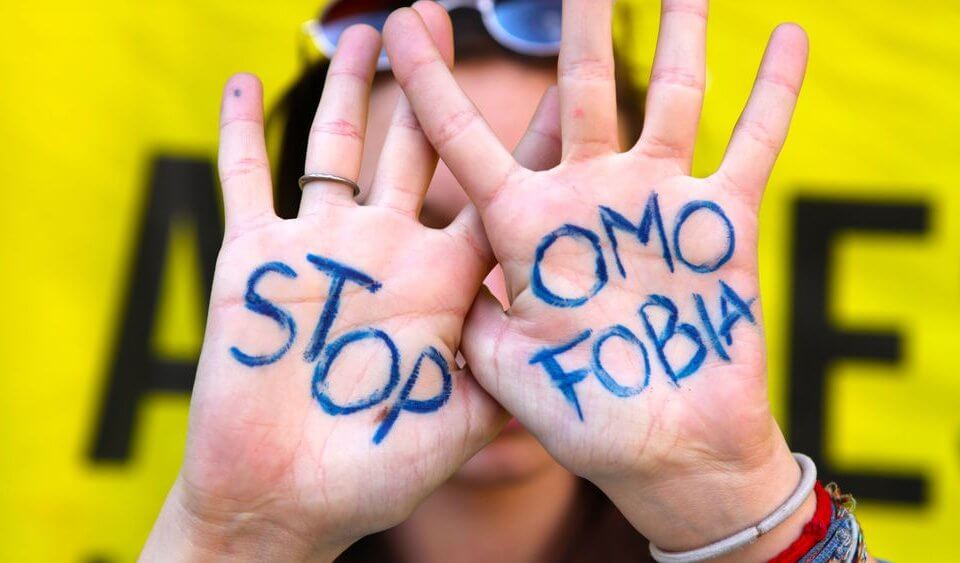 Omofobia a Pisa: minorenne aggredita fuori da scuola