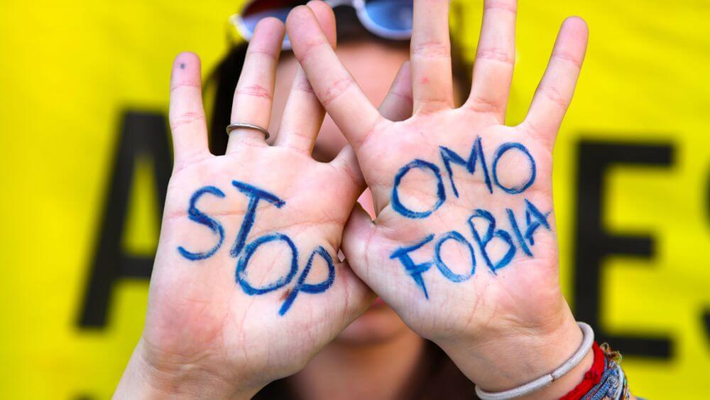 Omofobia a Pisa: minorenne aggredita fuori da scuola