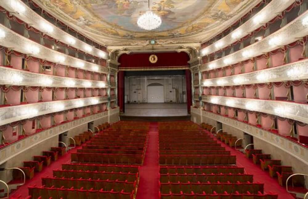 Bergamo, al Donizetti Opera 2022 Fratelli d’Italia attacca ideologia LGBT e drag