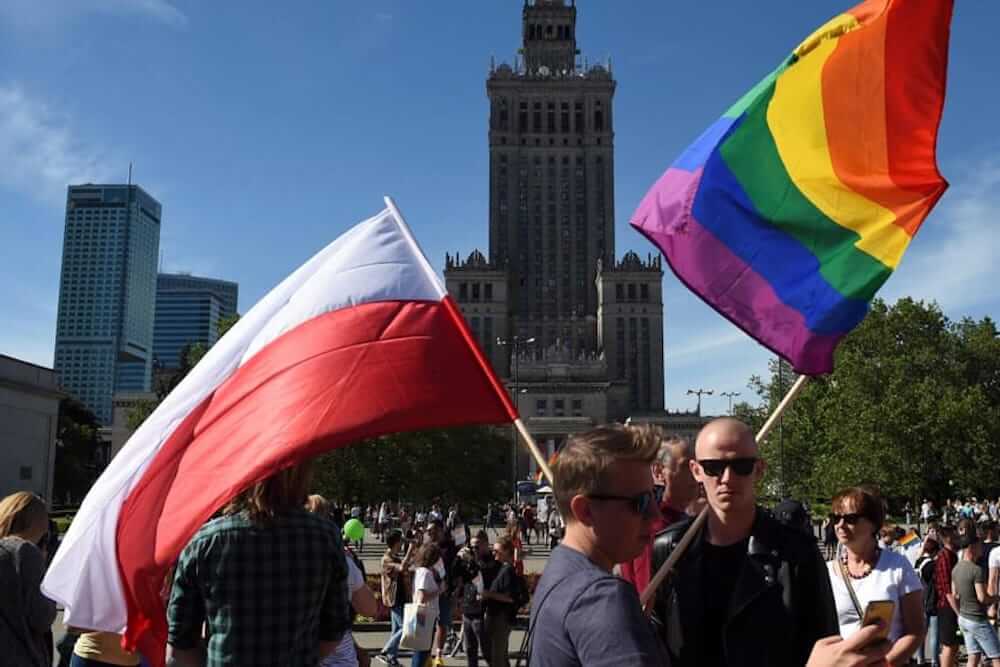 La Polonia riconosce il matrimonio egualitario se celebrato all’estero: la sentenza della Corte Suprema