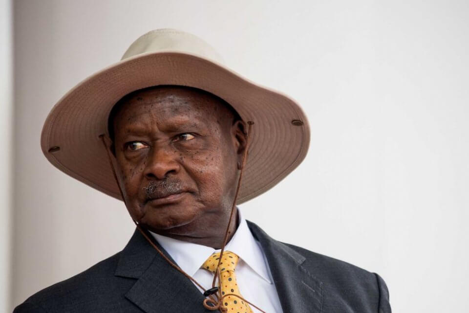 Uganda, il presidente chiede agli scienziati se l’omosessualità sia anormale. E loro lo inchiodano