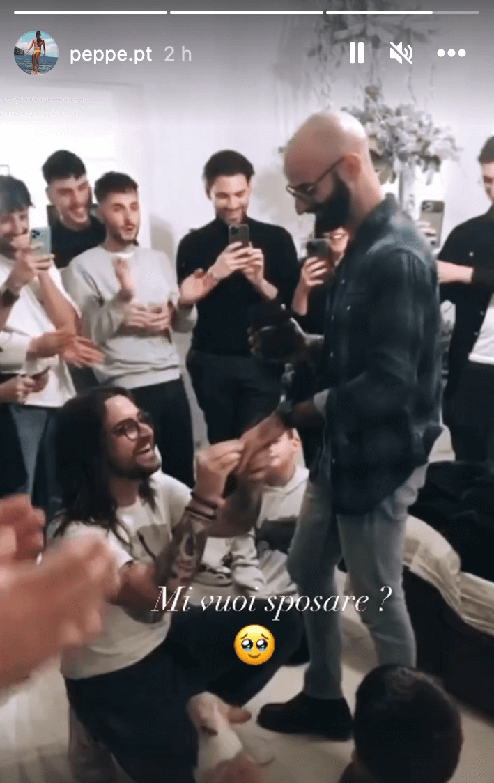 Valerio Scanu fa coming out chiedendo la mano all'amato Luigi: "Mi vuoi sposare?" - il video social - valerio scanu gay - Gay.it