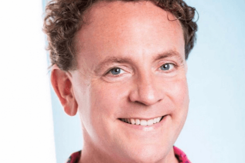 Drew Droege, l'attore cacciato da un ristorante per aver baciato un ragazzo: "È un posto per famiglie" - Drew Droege - Gay.it