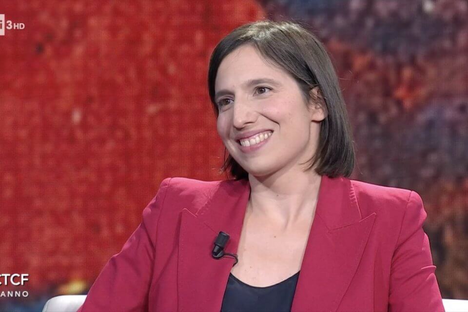 Elly Schlein vs. Berlusconi: “Parole rivoltanti, il corpo delle donne non è alla mercé degli uomini” – VIDEO