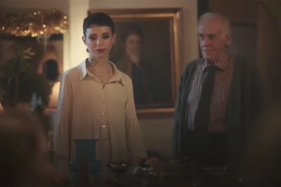 Il nonno prepara l’affermazione di genere dellə nipote al pranzo di Natale, lo spot commovente – VIDEO