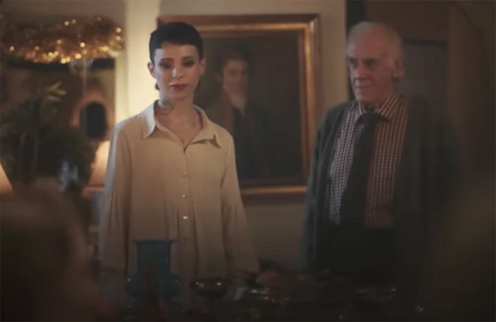 Il nonno prepara l’affermazione di genere dellə nipote al pranzo di Natale, lo spot commovente – VIDEO