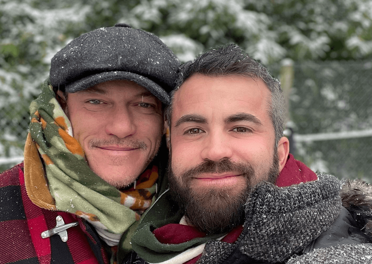 Luke Evans e l'omofobia vissuta a scuola: "Mi facevano sentire diverso, sporco, come se fossi malato" - Luke Evans Natale damore con Fran Tomas. - Gay.it