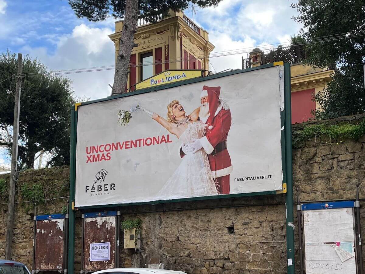 Babbo Natale sposa Drag Queen, il matrimonio "non convenzionale" di Napoli - Manifesto Unconventional Christmas 01 - Gay.it