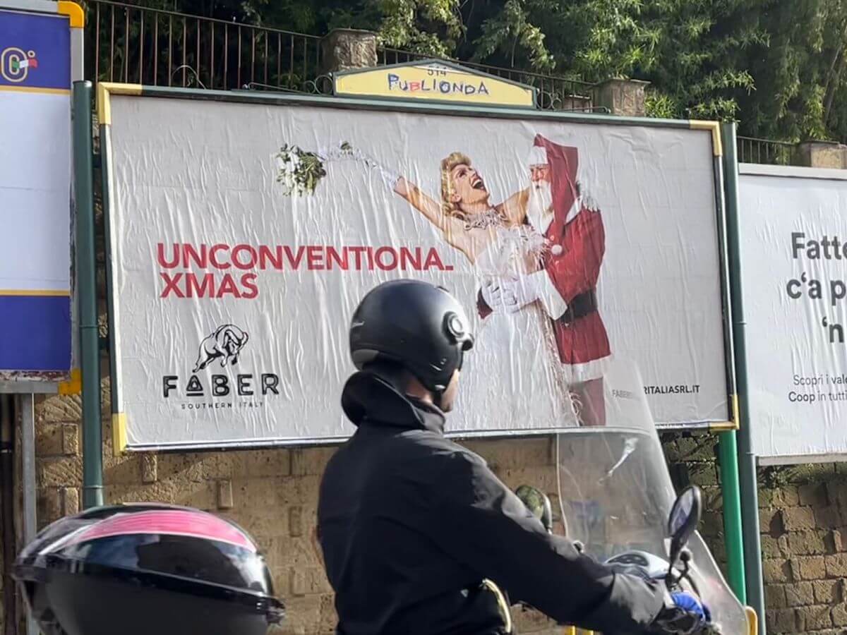 Babbo Natale sposa Drag Queen, il matrimonio "non convenzionale" di Napoli - Manifesto Unconventional Christmas 03 - Gay.it