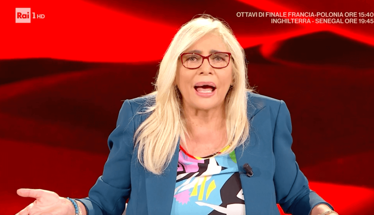 "Mara Venier è una bestia, tratta male i deboli": ferocissima critica della collega che difende Barbara d'Urso - Mara Venier - Gay.it