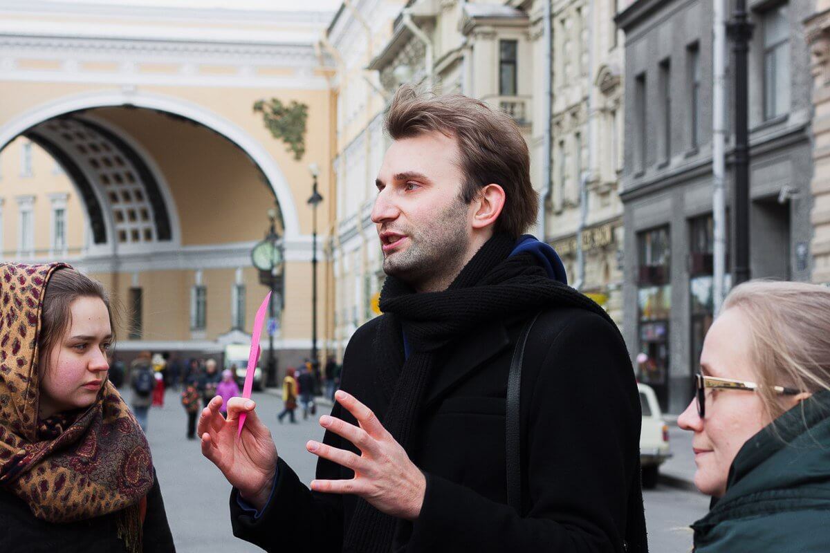 Attivista sfida Putin e apre un museo della cultura LGBTQI+ a San Pietroburgo