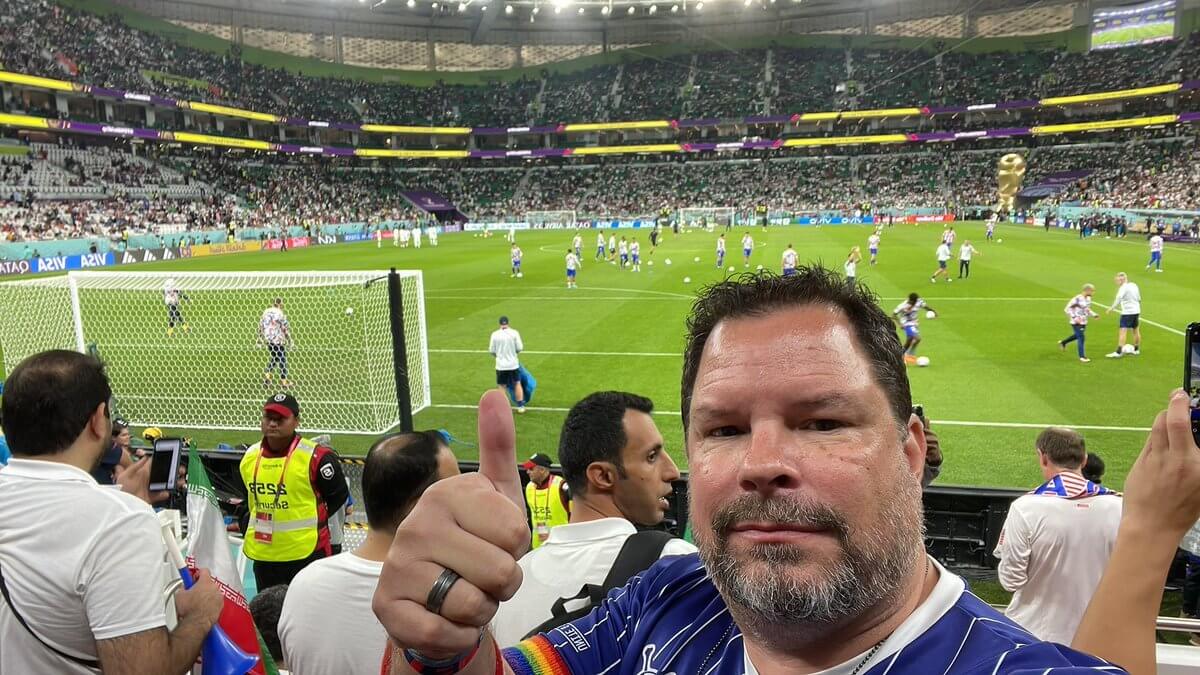 Qatar 2022, tifoso “aggressivamente” portato via dalla sicurezza dello stadio perché aveva fascia rainbow – VIDEO