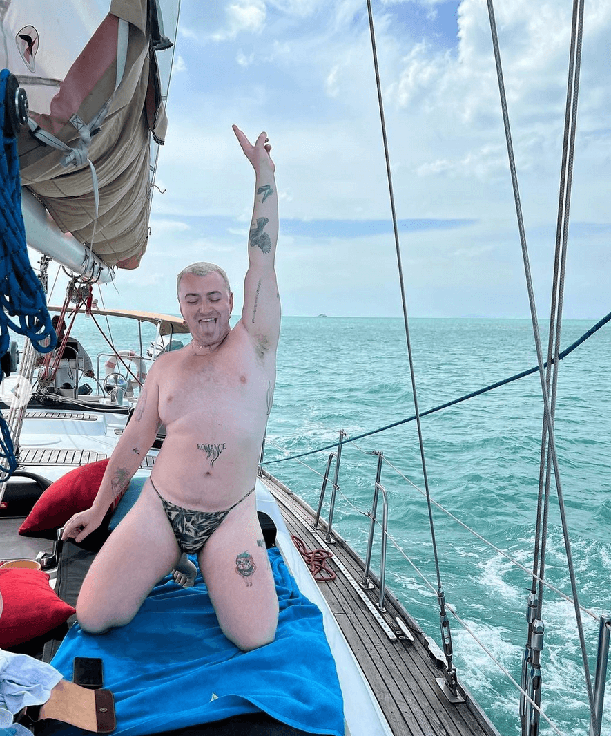Sam Smith replica al body shaming con un meraviglioso slip animalier - le foto social - SAM SMITH 2 - Gay.it