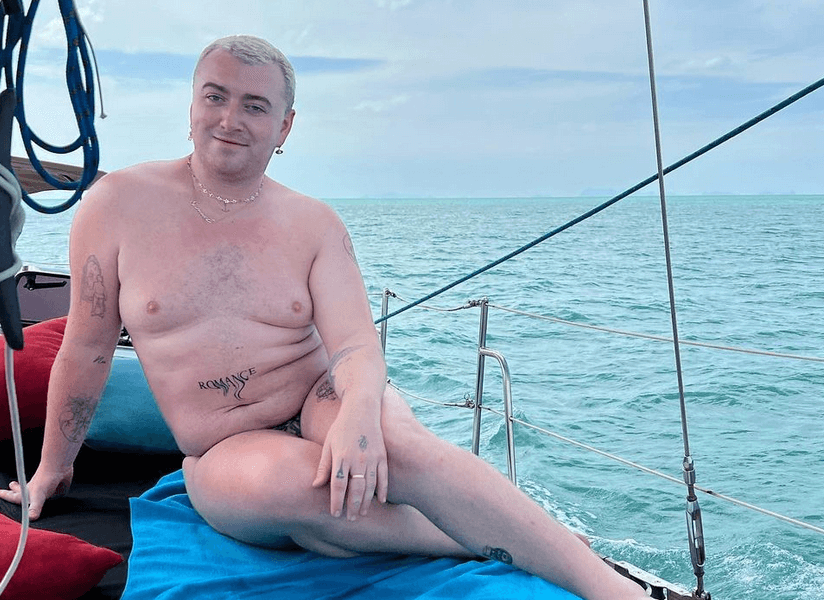 Sam Smith replica al body shaming con un meraviglioso slip animalier – le foto social