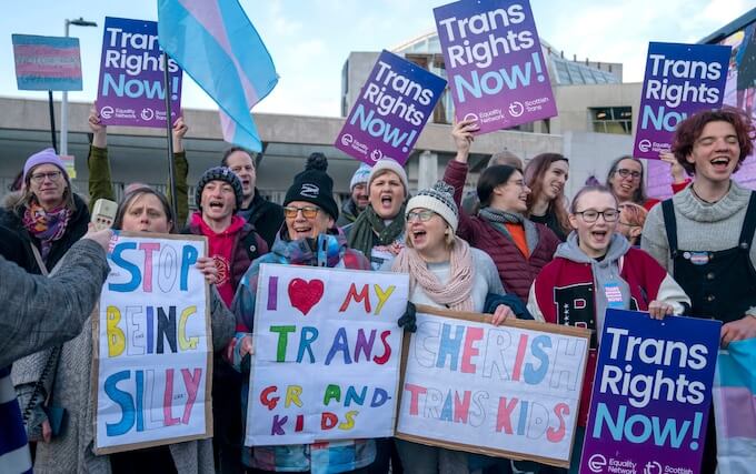 Oggi in Scozia si vota per l’autodeterminazione transgender
