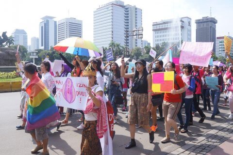 Indonesia, parlamento approva il divieto al sesso gay. Anche per i turisti - indonesia soldati gay comunita lgbt - Gay.it