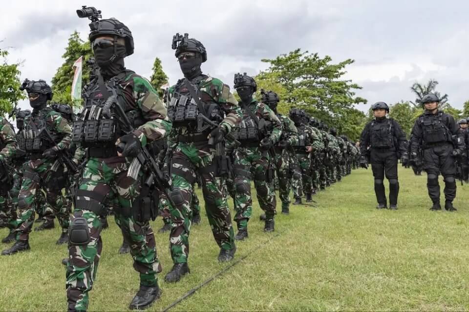 Indonesia: due soldati gay condannati al carcere per aver avuto rapporti sessuali