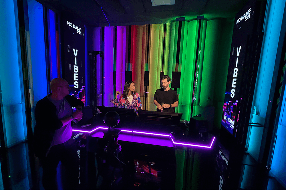 Nasce No Name Radio, autogestita e ‘fluida’ in uno studio arcobaleno