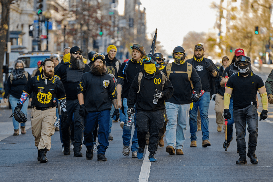 Estrema destra USA che terrorizza la comunità LGBTQIA+: ecco chi sono i gruppi Proud Boys e Patriot Front