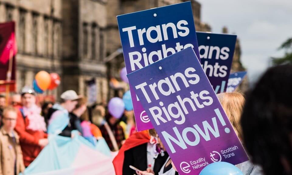 È ufficiale: la Scozia ha detto sì all’autodeterminazione transgender