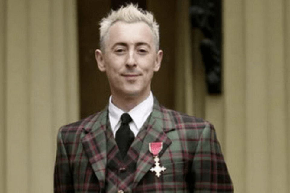 Alan Cumming ha restituito l’OBE come segno di protesta contro la “tossicità” dell’Impero britannico - Alan Cumming 2 - Gay.it