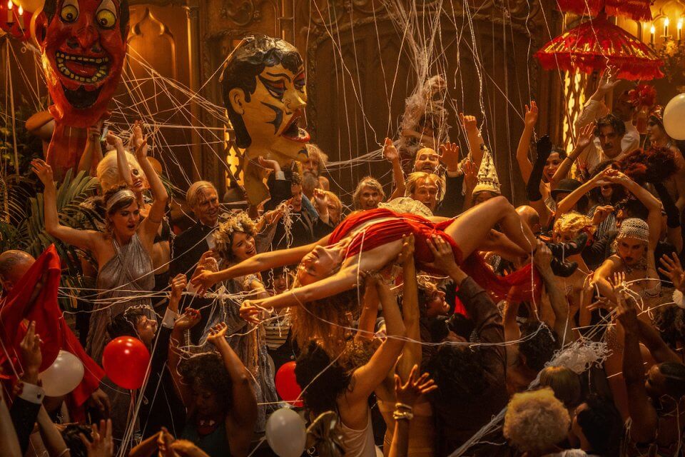 Babylon, la recensione. Alle origini dell’omofobia hollywoodiana nel travolgente e feroce film di Chazelle