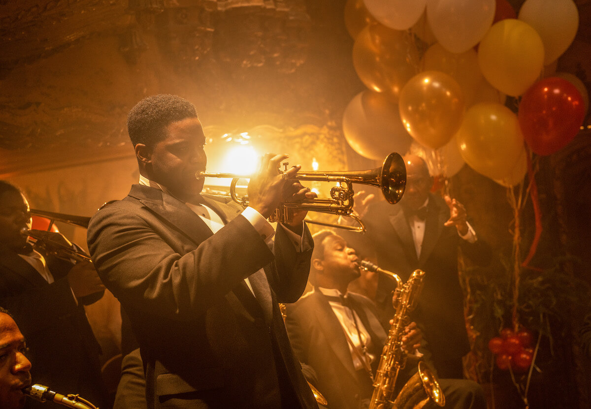 Babylon, la recensione. Alle origini dell'omofobia hollywoodiana nel travolgente e feroce film di Chazelle - Babylon foto - Gay.it