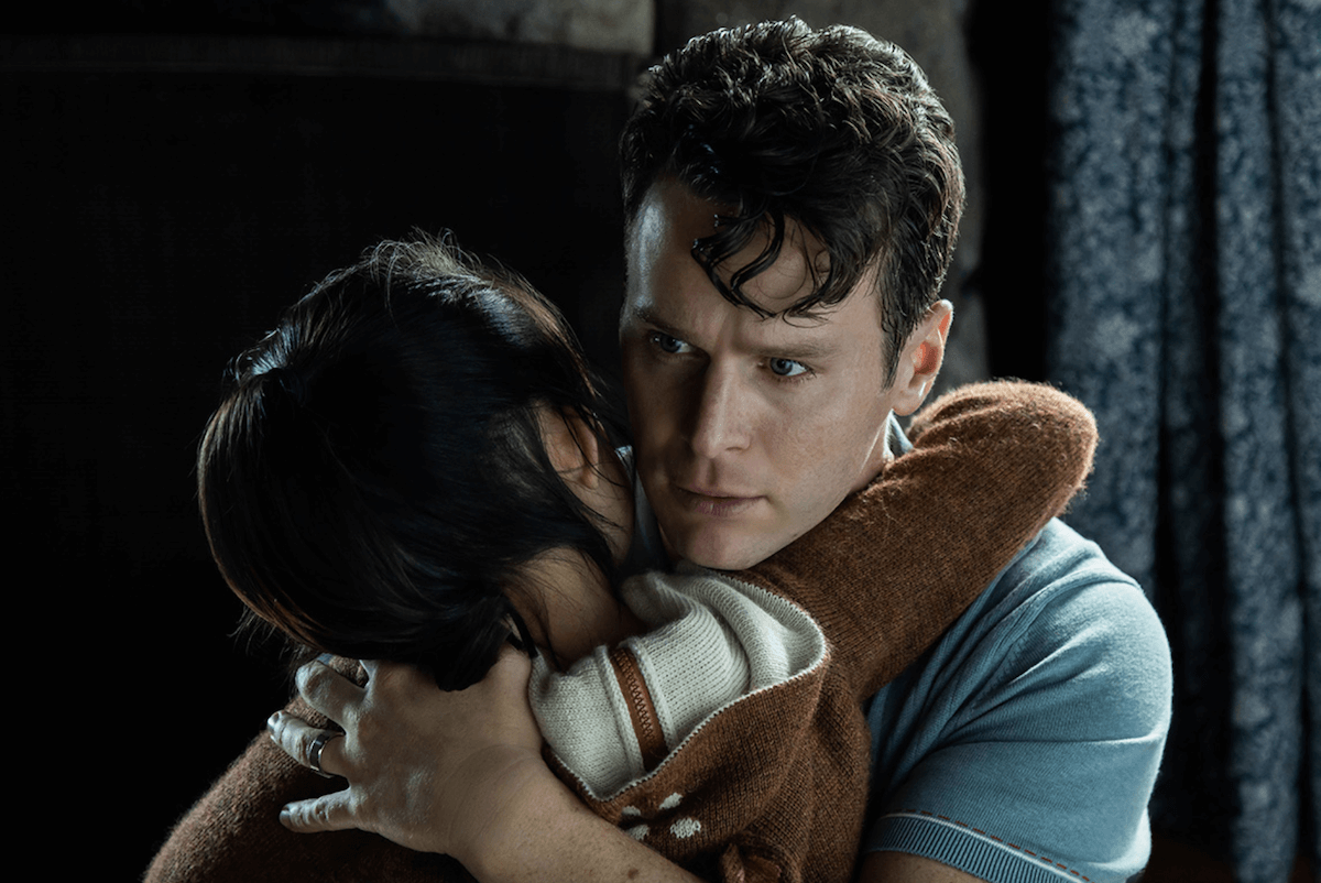 Bussano alla Porta, recensione: L'amore gay salverà il mondo. Parola di M. Night Shyamalan - Bussano alla Porta 7 - Gay.it