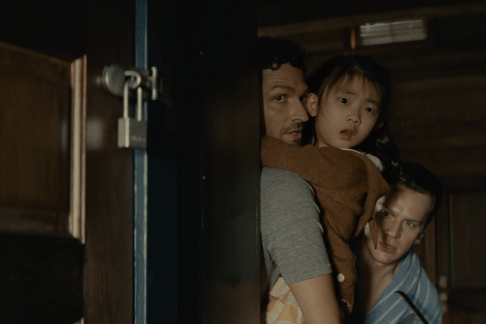 Bussano alla Porta, recensione: L’amore gay salverà il mondo. Parola di M. Night Shyamalan