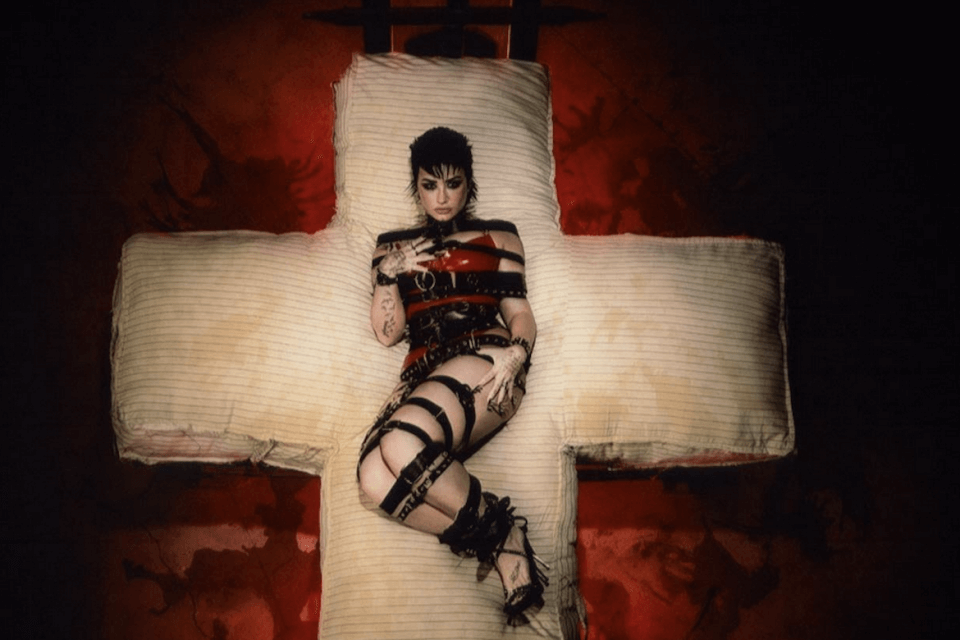 Demi Lovato: il poster dell’album bannato nel Regno Unito perché “offensivo” (ma le denunce erano solo quattro)