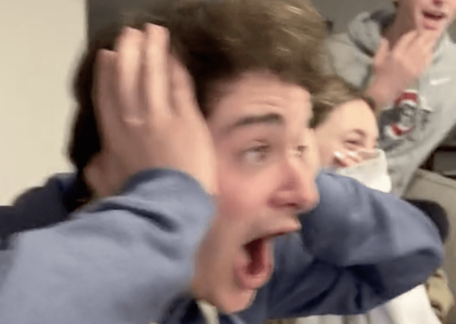 Noah Schnapp e i suoi amici scherzano sul suo coming out in un video TIkTok