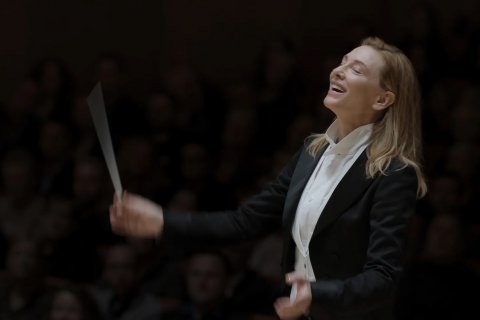 Marin Alsop, 1a direttrice d'orchestra d'America, attacca Tar con Cate Blanchett: "Offesa come donna e lesbica” - Tar con Cate Blanchett - Gay.it