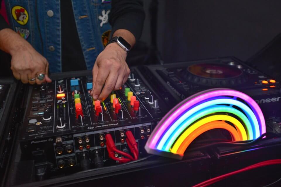 Dj insulta ragazzo gay perché gli chiede di mettere Taylor Swift