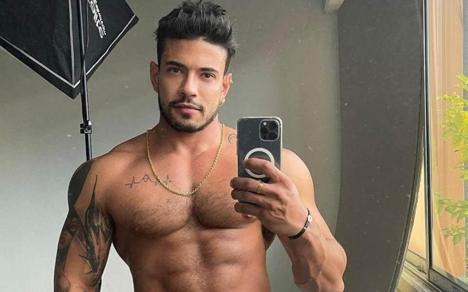 Pornoattore gay si tatua l’intera canzone di Taylor Swift sulla coscia